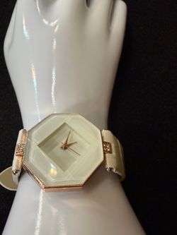 white women’s quartz watch