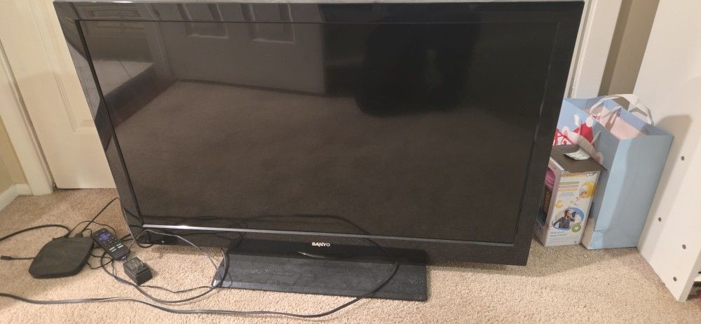 Sanyo TV With Roku Pro And Remote.