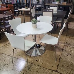 Modern 5-piece  White  Round Dining  Set

(New)
