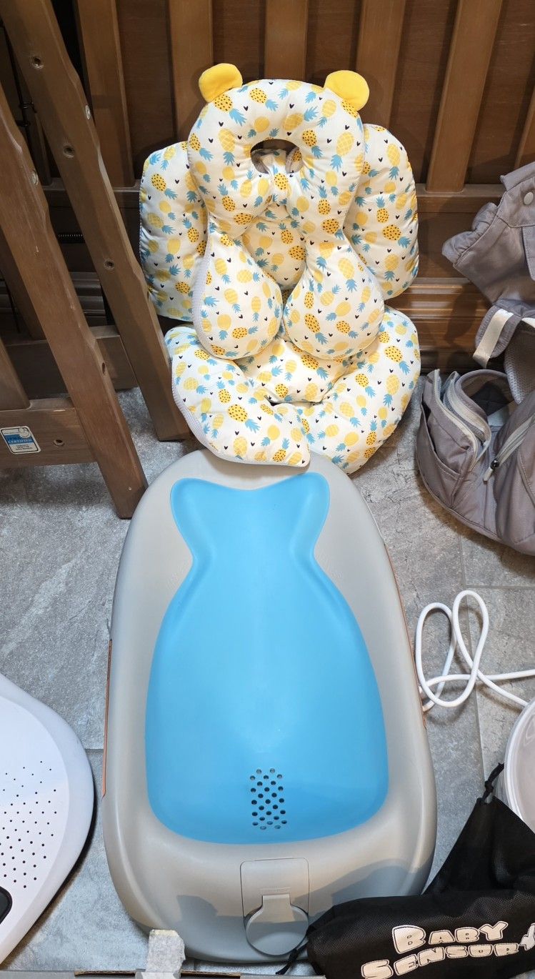 Bath support blue and bath cushions yellow