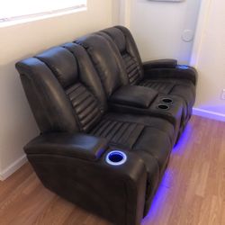Luxury Style Leather loveseat  Power Recliners With adjustable headrest very Comfortable In Excellent Condition No Rips No Stains like New with usb  a