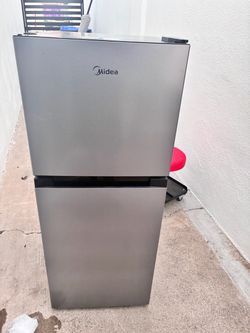 Mini fridge with top freezer