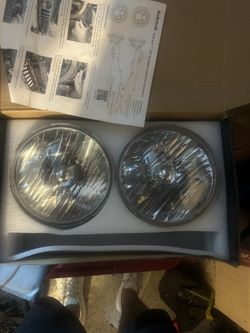 Stock Headlights – 2016 Jeep Wrangler JKU