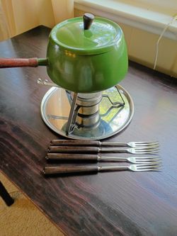 Fondue pot with forks