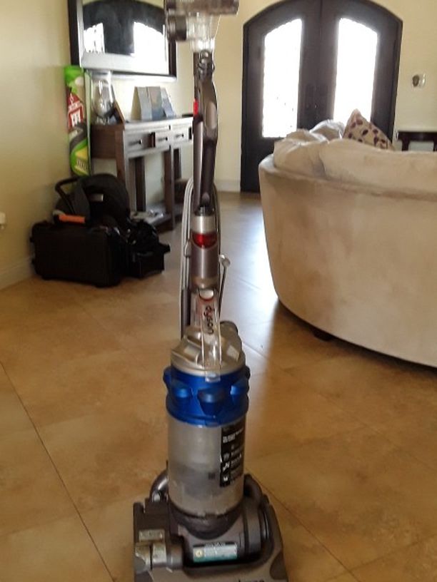 Vacuum cleaner, Dyson, Works Great
