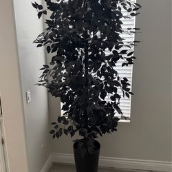 BLACK INDOOR 7FT TREE MINT CONDITION