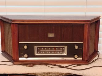 Vintage Magnavox AM/FM Tabletop Radio