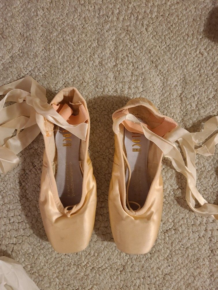 Bloch Pointe Shoes (Size 4 1/2 B)