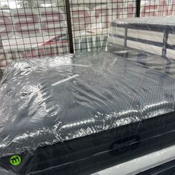 QUEEN SIZE SIMMONS BEAUTYREST BLACK C CLASS (FIRM) MATTRESS & BOX SPRING BED SET