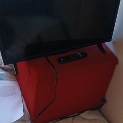 24 In INSIGNIA SMART TV WITH REMOTE