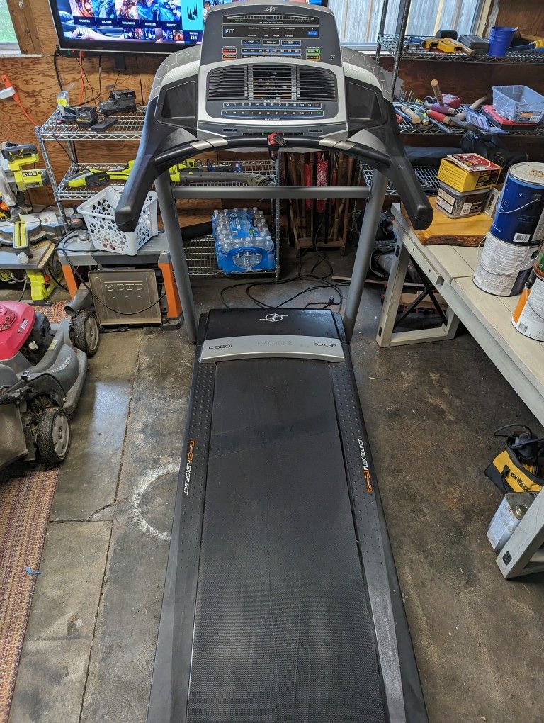 Nordic track C950i Treadmill for Sale in Seattle, WA OfferUp