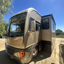 2005 Fleetwood Pace Arrow RV 