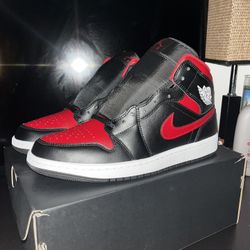 AIR JORDAN 1 MID- Size 9