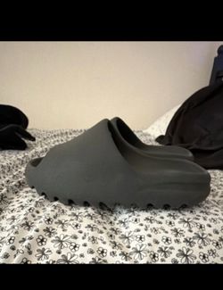 Men’s Yeezy slides