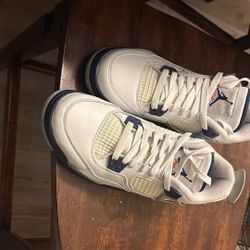 Jordan 4s Size: 6 In Youth
