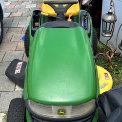 john deer riding mower 42” cut blade and great condition brand new battery 