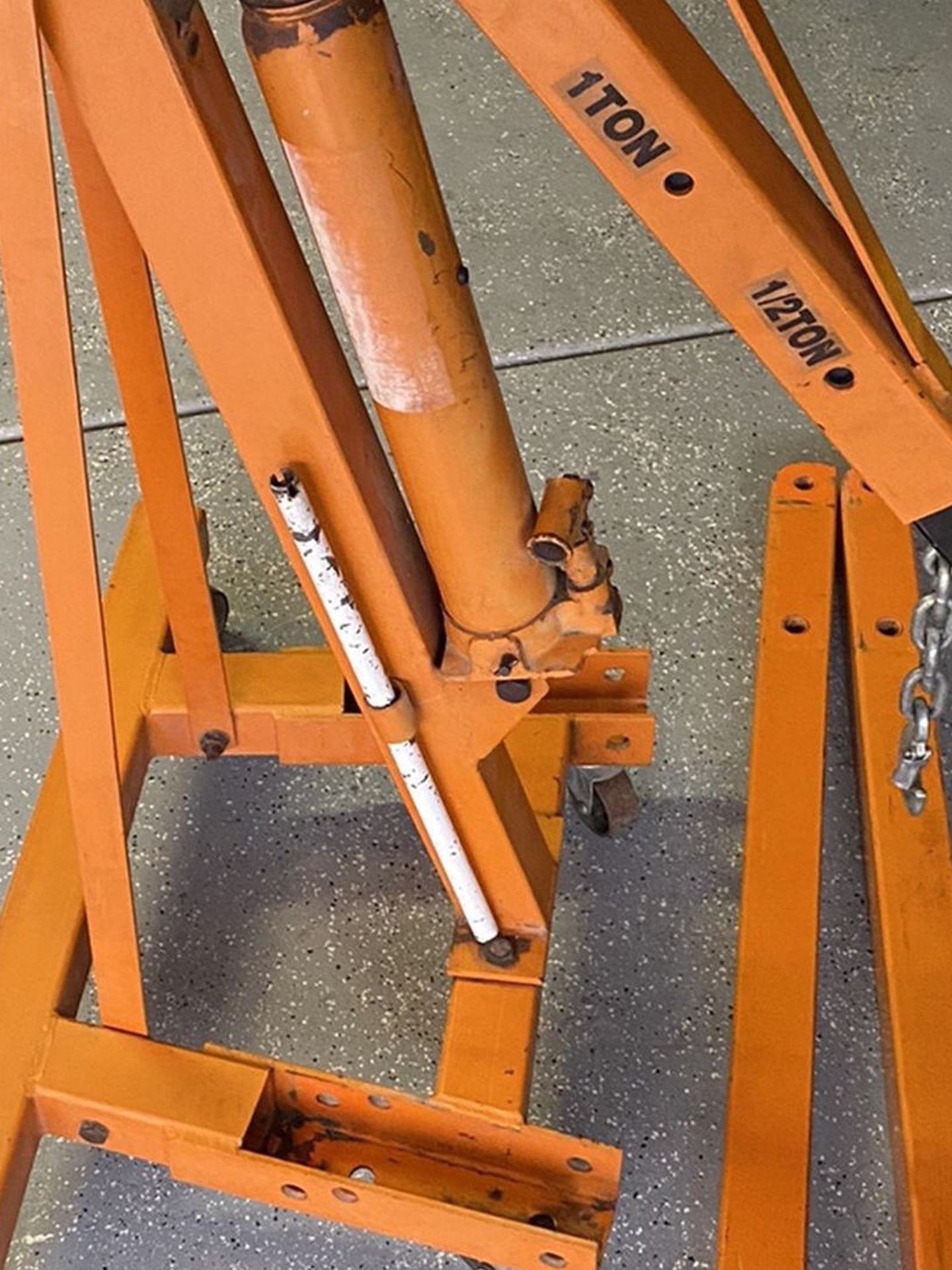 2 Ton Engine Hoist With Leveler