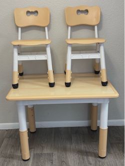 Kids table / 2 chairs