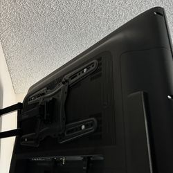 40” TV W/ free wall mount & Roku