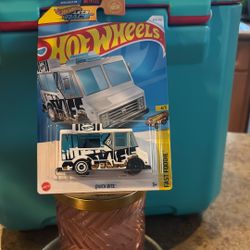 HOT WHEELS QUICK BITE MILK COOKIES 2024 Series HW FAST FOODIE