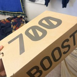 YEEZY 700 MNVN