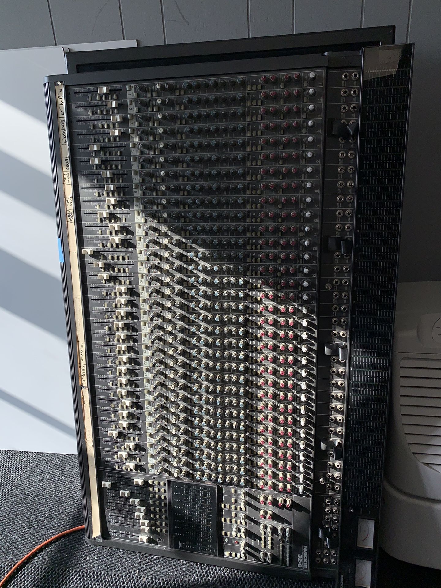 MACKIE MIXER 32X8X2 BUS MIXING CONSOLE (NO POWER ADAPTER)