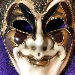 Mask- Original Venezia hand painted. Size O9.5" x 6 3/4" wide at the eyes level. Made in Italy. 3 - customized masks. Original y hecha en italia.
