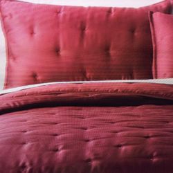 3PC KING COMFORTER AND SHAM SET WINE RED- THRESHOLD SATIN WEAVE 320 THREAD COUNT COOLING
