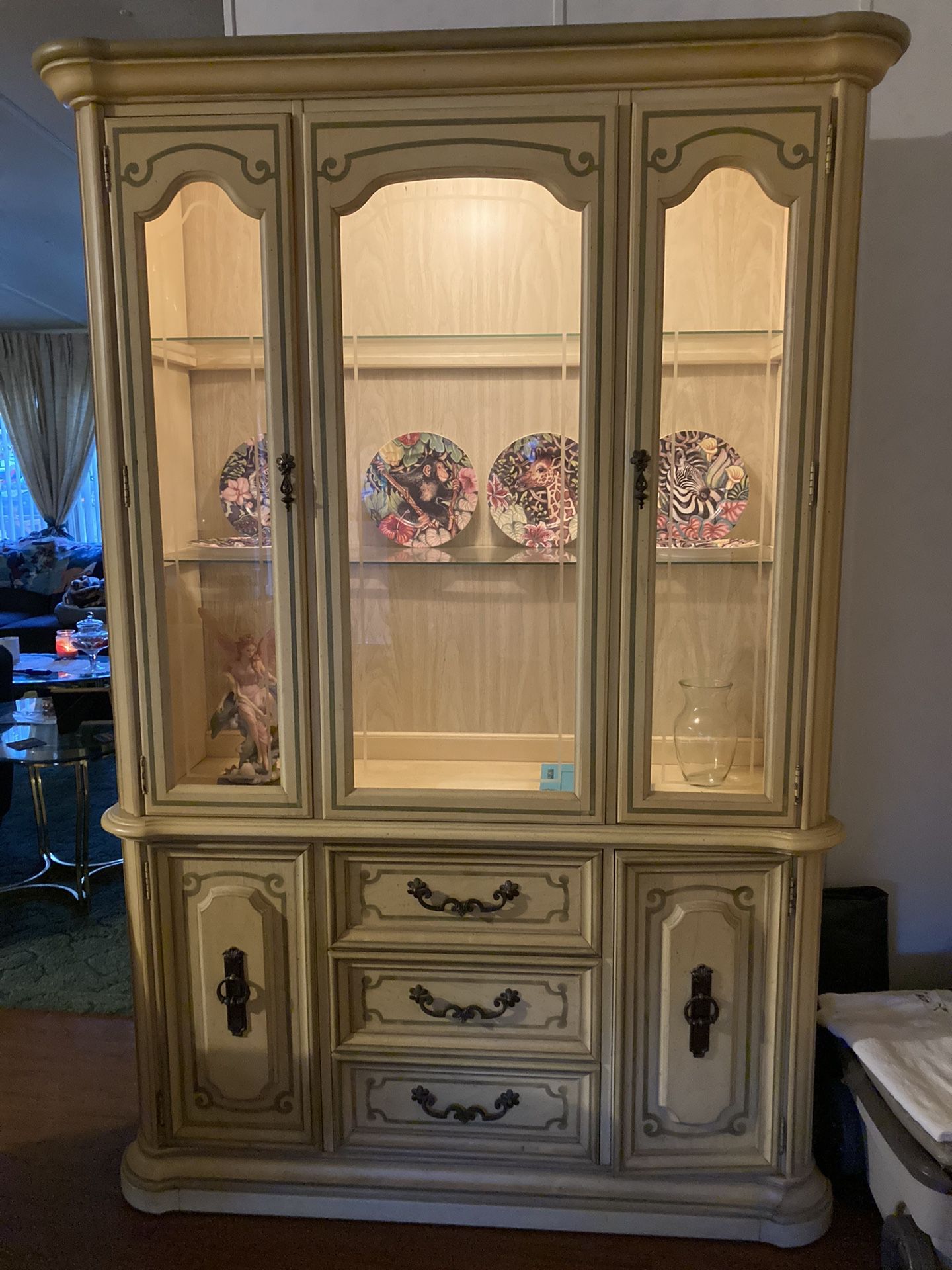 CHINA  CABINET WITH LIGTH 