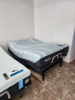 Tempur-Pedic LuxeAdapt 2.0 Medium Hybrid - Queen Mattress | New In-Box