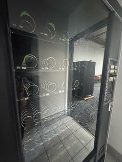Snack vending machine
