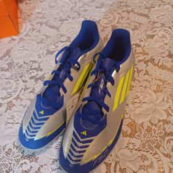 New size 12.5 Mens Soccer Shoes Adidas F50