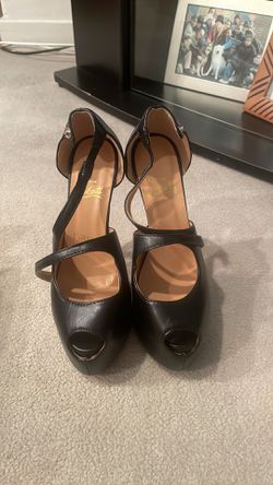 Opened toed louis-vuitton-red-bottom-shoes