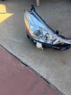 RIGHT PASSENGER SIDE HEADLIGHT 2017 TOYOTA PRIUS “”V””