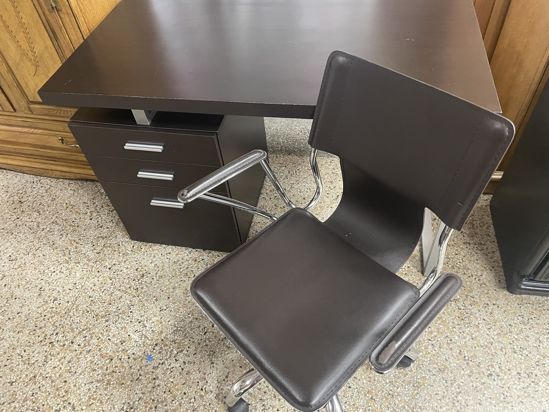 4 FT W 3 Drawer Desk & Chrome Rolling Chair, Expresso. Delivery Extra escritorio moderno & Silla