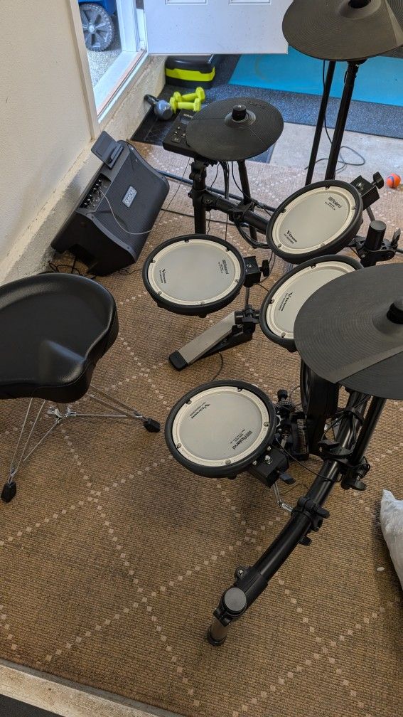 Roland td07kv Electronic Drums and Amp + Throne + Pedal