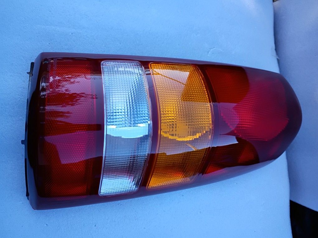 1999---2002 Chevy GMC Silverado Sierra RH Tail Light 