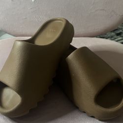 Yeezy Slides  Size 7 Woman’s 