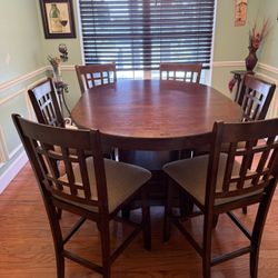 Dining Room Table – Solid Wood, Oval, Seats 6 – Excellent Condition
