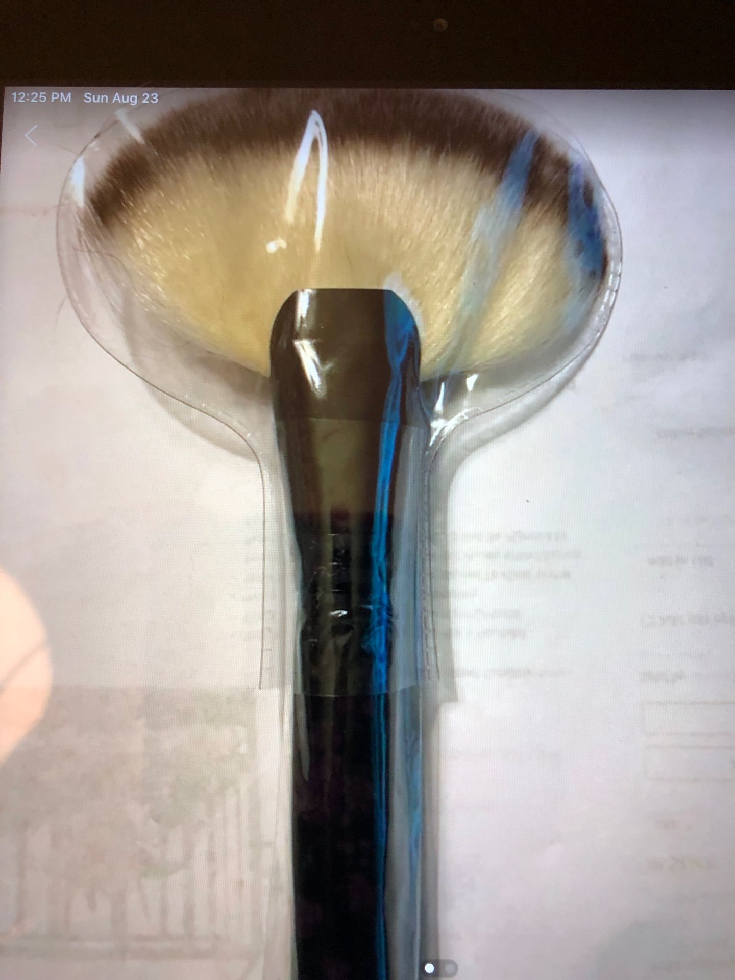 FAN MAKEUP BRUSH