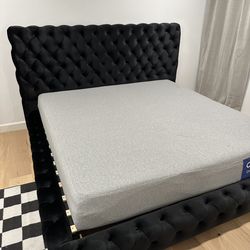 Queen Size bed frame black velvet.        Cama Queen color negra Colchon incluido