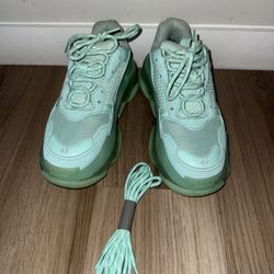 BALENCI SHOES SIZE 10