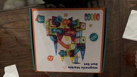 Magnetic marble run set