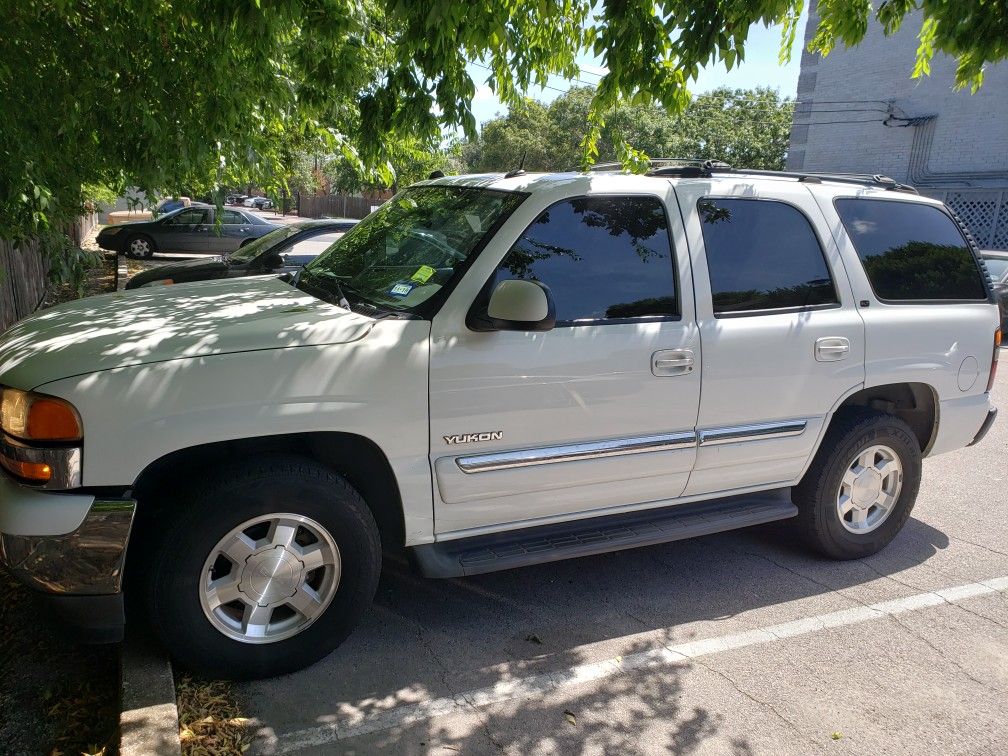 2005 GMC Yukon SLT 5.3L leather in great condition and 3rd row. Captains chairs middle row