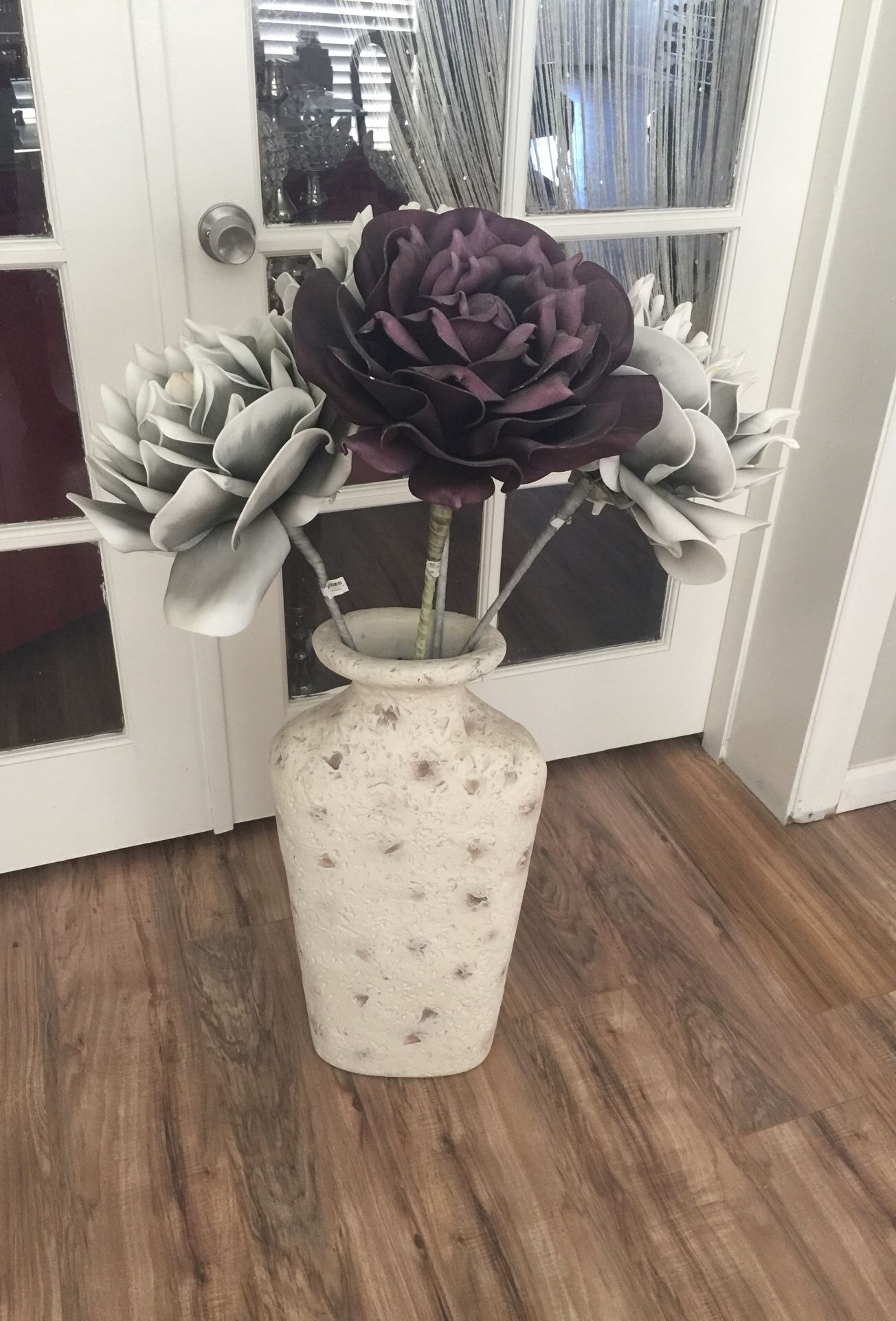 Vase w flowers