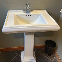 Pedestal sink & Faucet