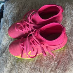 Size 1Y NIKE soccer Cleats