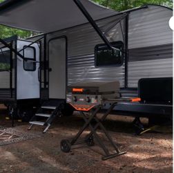Blackstone Adventure Ready Plancha para Exteriores, Parrilla de Superficie Plana de Propano de 2 Quemadores de 22" con Patas Flexfold®, Gris