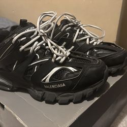Balenciaga Men Size 9 (LED Don’t Come With Charger)