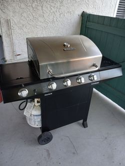 BBQ GIRL BY Charbroil 5BURNERS it's in excellent condition very clean ready to use